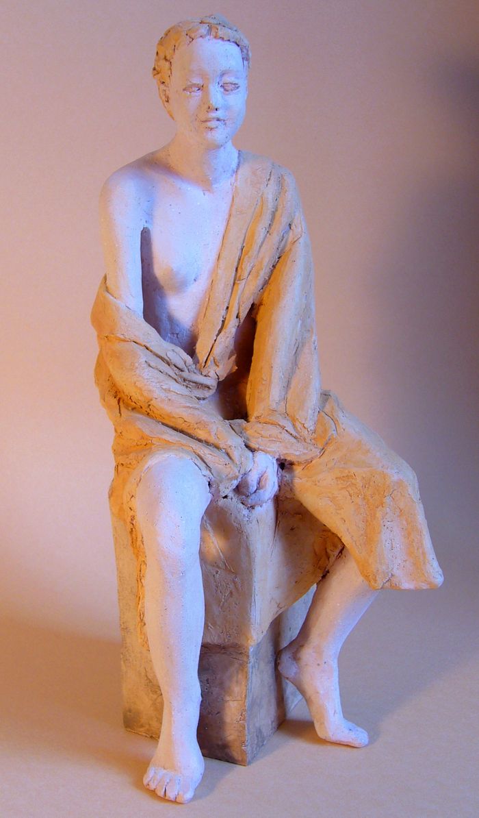 F. de Magneval - Laurence drapée en peignoir assise